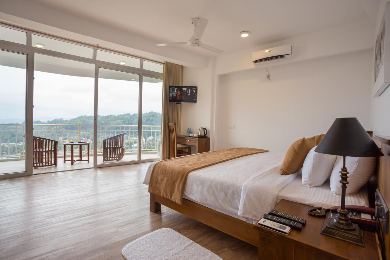 แซนเดรียนา เลค วิว Hotel แคนดี้ ภายนอก รูปภาพ