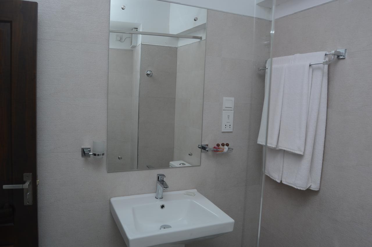 แซนเดรียนา เลค วิว Hotel แคนดี้ ภายนอก รูปภาพ