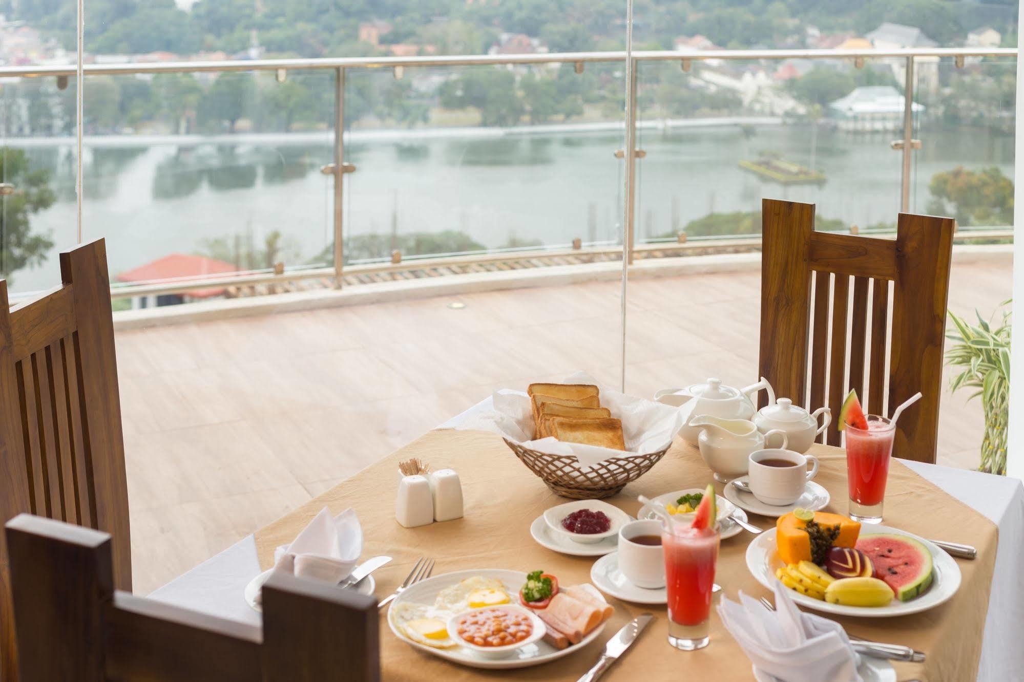 แซนเดรียนา เลค วิว Hotel แคนดี้ ภายนอก รูปภาพ