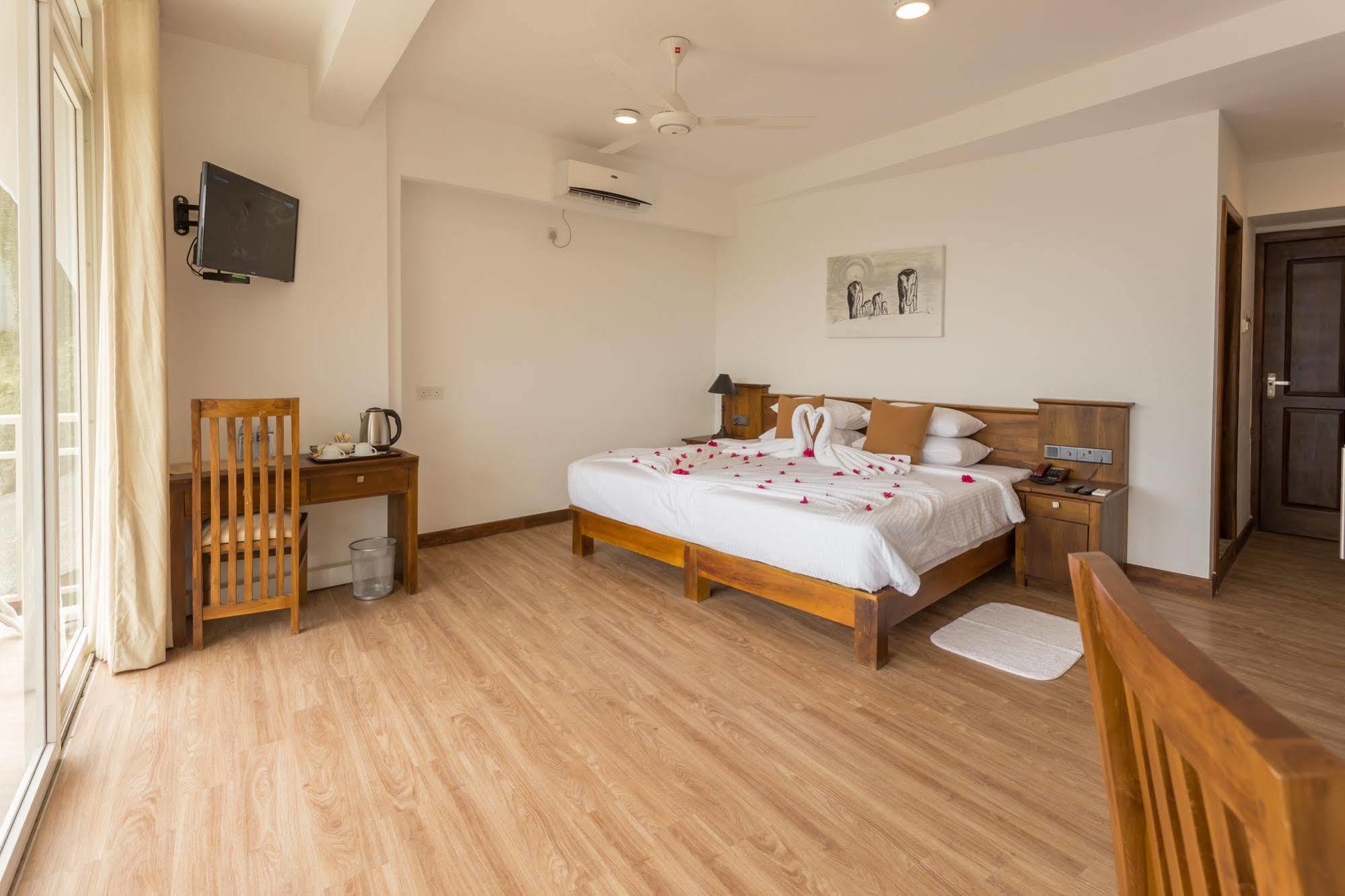 แซนเดรียนา เลค วิว Hotel แคนดี้ ภายนอก รูปภาพ