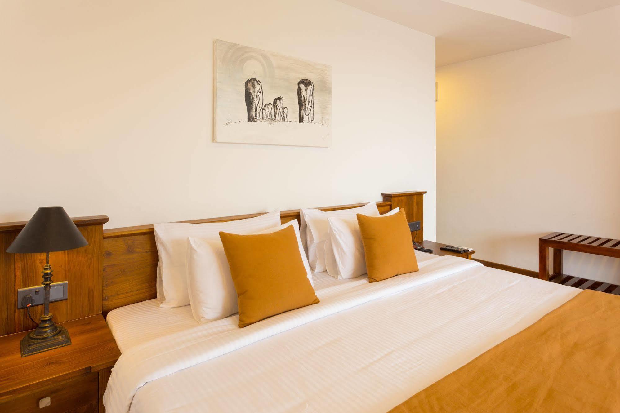แซนเดรียนา เลค วิว Hotel แคนดี้ ภายนอก รูปภาพ